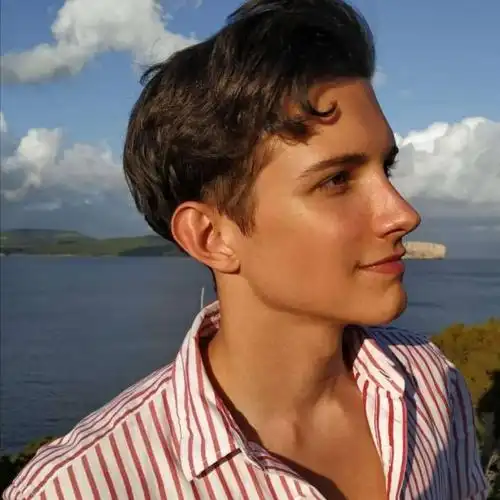 6686体育海外作者Isabelle