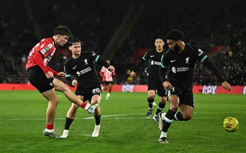Southampton đấu với Liverpool