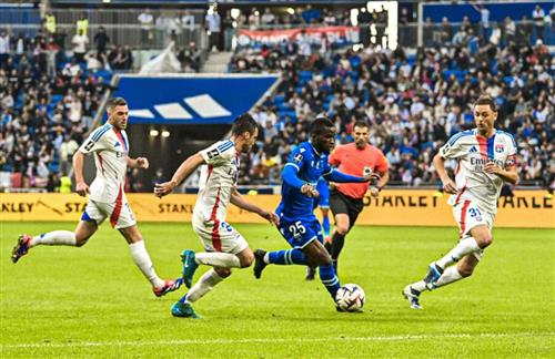 Lyon đấu với Auxerre