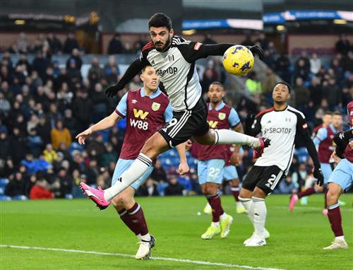 Burnley đấu với Fulham