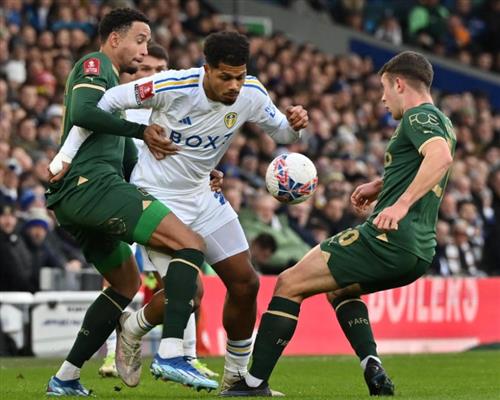 Leeds United đấu với Plymouth Argyle