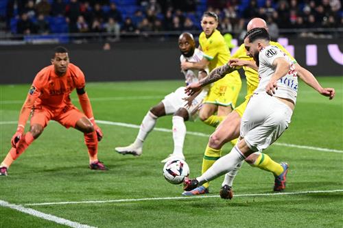 Lyon đấu với Nantes