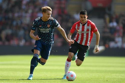 Southampton đấu với Arsenal