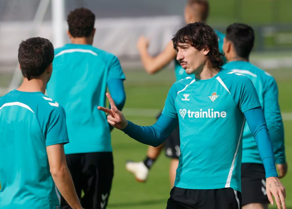 Điều kiện cạnh tranh tuyệt vời! Thời gian thi đấu của Bellerin mùa này nhiều hơn mùa trước