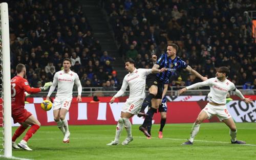 Inter Milan đấu với Fiorentina