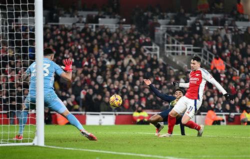 Arsenal đấu với Aston Villa