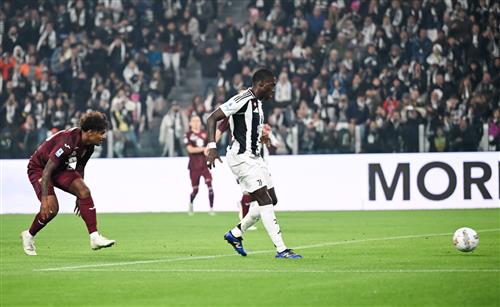 Juventus đấu với Torino