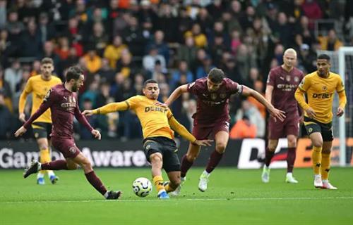 Wolves đấu với Manchester City