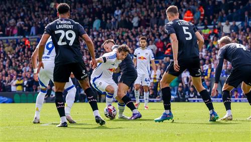 Leeds United đấu với Burnley