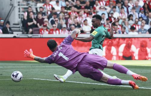 Brentford đấu với Newcastle United