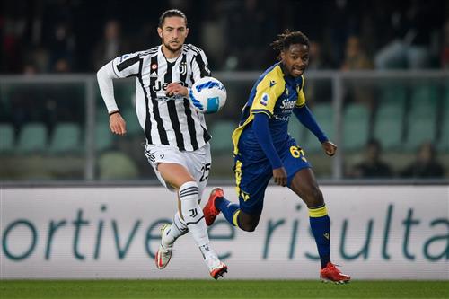 Juventus đấu với Verona
