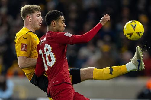 Wolves đấu với Liverpool