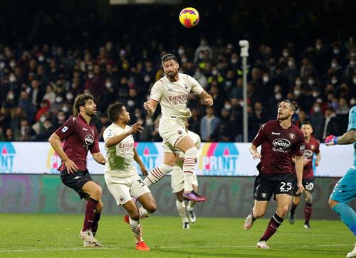 Salernitana đấu với AC Milan
