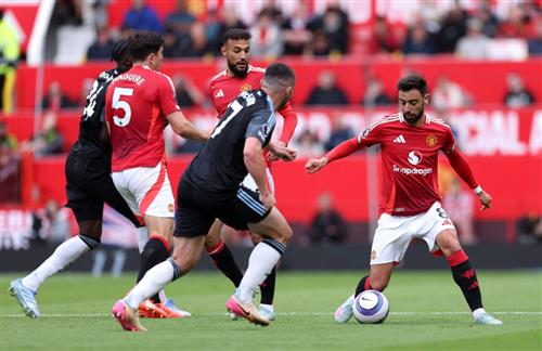 Manchester United đấu với Aston Villa