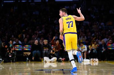 Một anh hùng đơn độc! Doncic ghi 32 điểm trong giờ nghỉ giải lao, một tay dẫn dắt đội đảo ngược thế cờ của Timberwolves