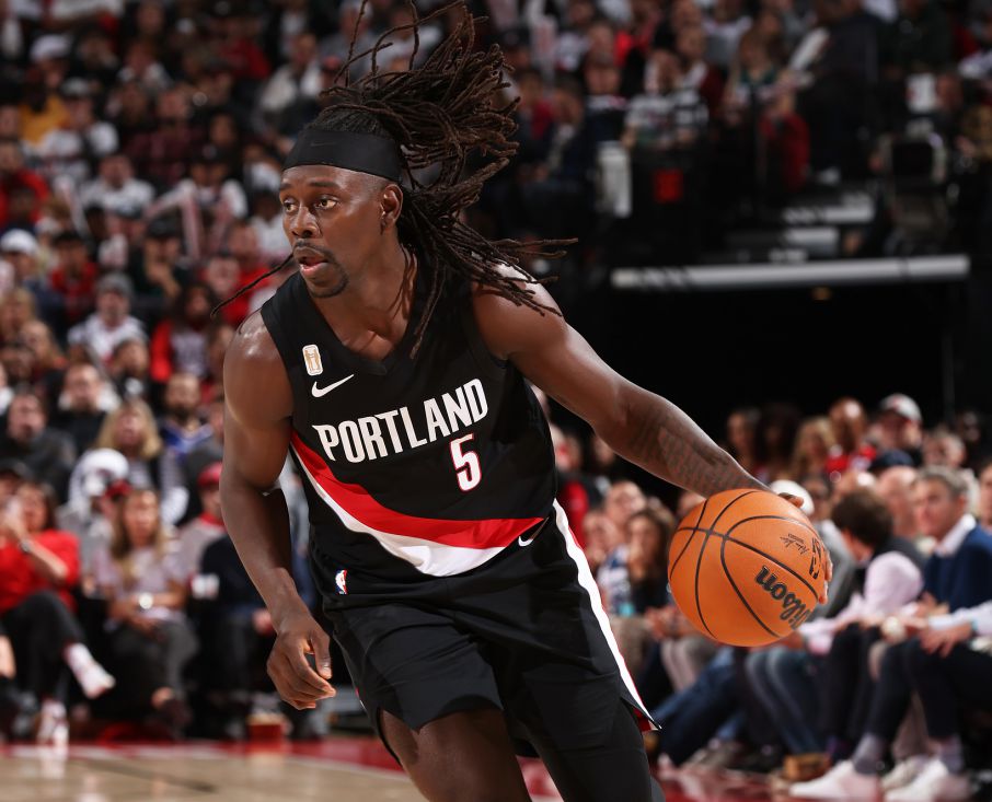 Holiday ghi được 22 điểm với 6 quả ba điểm và 10 điểm trong hiệp cuối cùng cộng với hai quả ném phạt để kết thúc trận đấu.