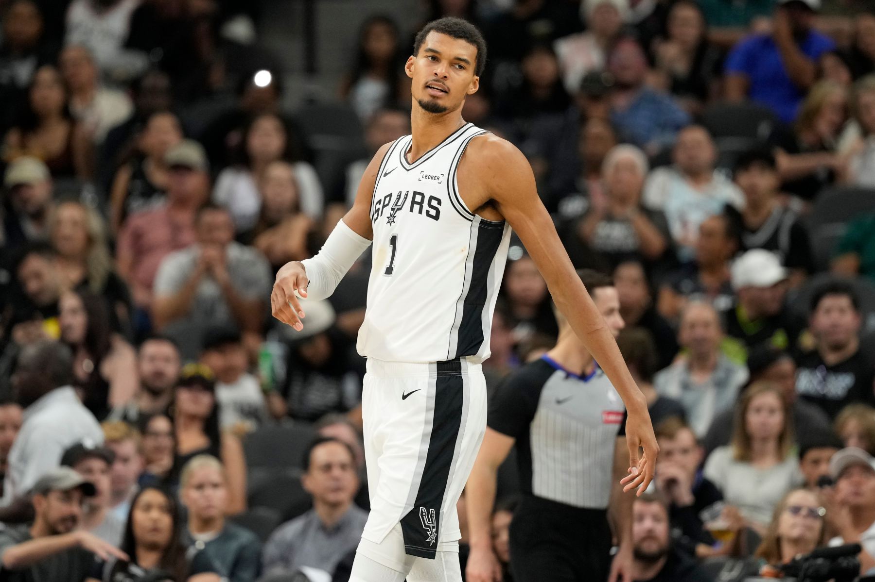 Castle và Vunbanyama trở thành cặp đôi đầu tiên trong lịch sử Spurs lập triple-double cùng lúc