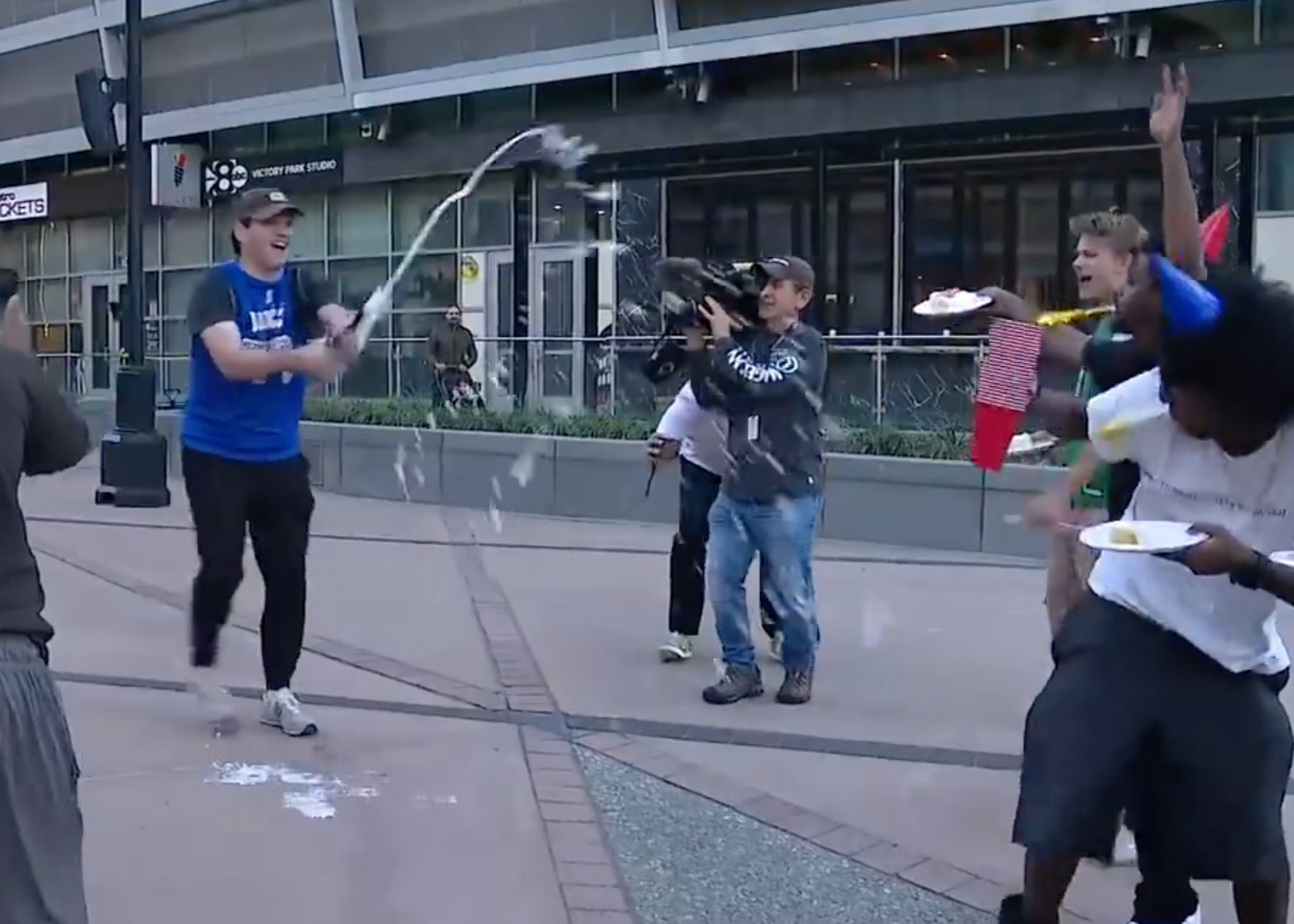 Sau khi Harrison bị sa thải, người hâm mộ Doncic đã đến ăn mừng bằng sâm panh bên ngoài sân nhà của Mavericks.