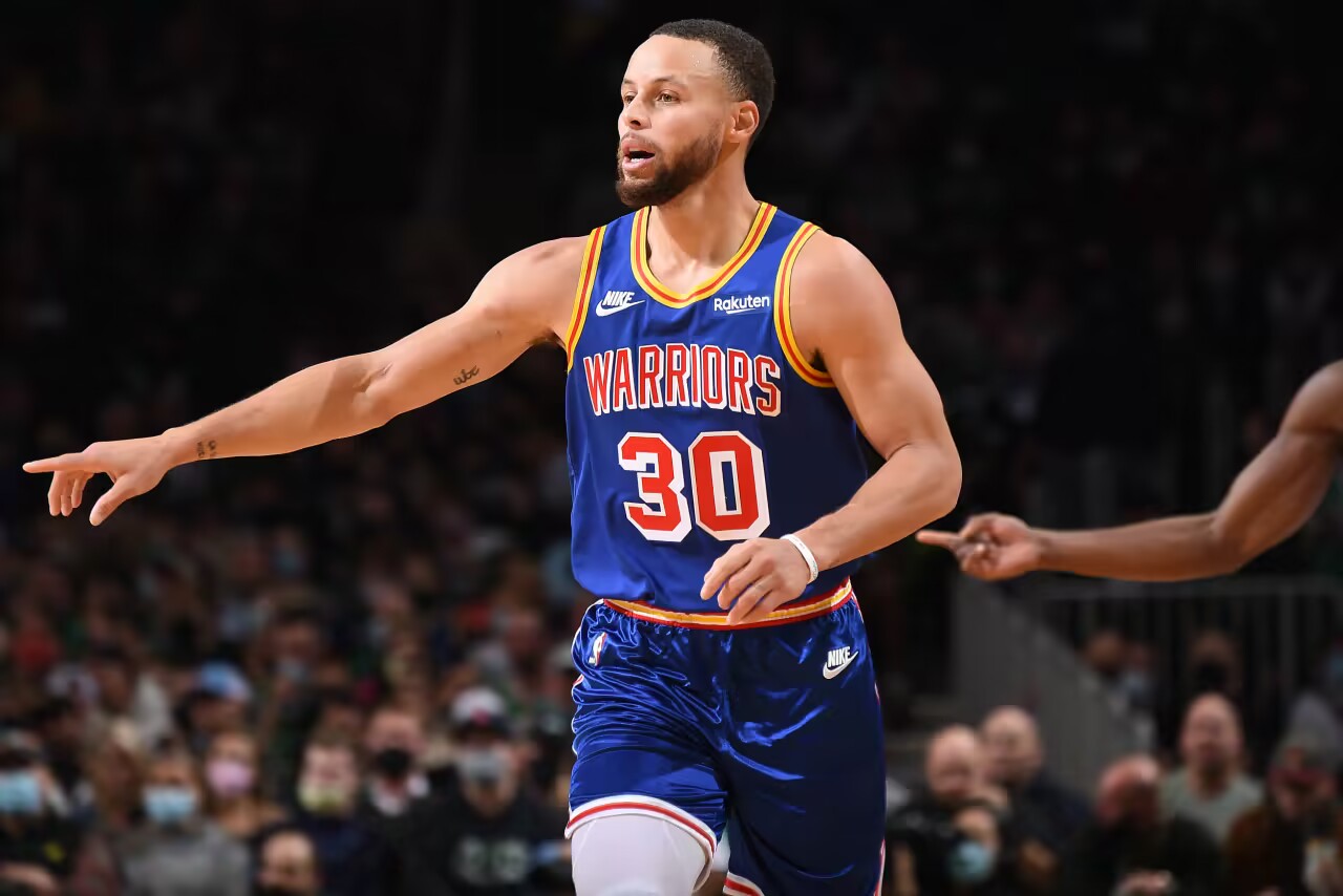 Vụ nổ lớn! Curry ghi được 17 điểm với 4/8 quả ném ba điểm trong hiệp thứ ba.
