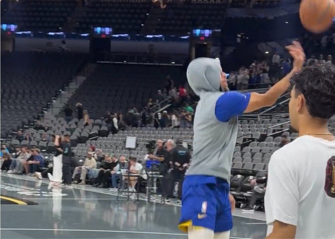 Vừa chia tay Under Armour! Curry đã mang giày bóng rổ thế hệ thứ 6 của Kobe Bryant để tham gia tập luyện hôm nay.